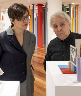 Imagen secundaria 2 - Arriba, algunas de las piezas de la exposición. Abajo, la directora del IVAM, Nuria Enguita, junto con el artista fallero Alfredo Ruiz. 