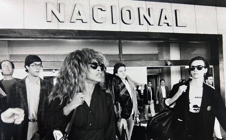 Imagen principal - De Julio Iglesias a Marc Anthony, cuando Mestalla jugó en la Champions musical