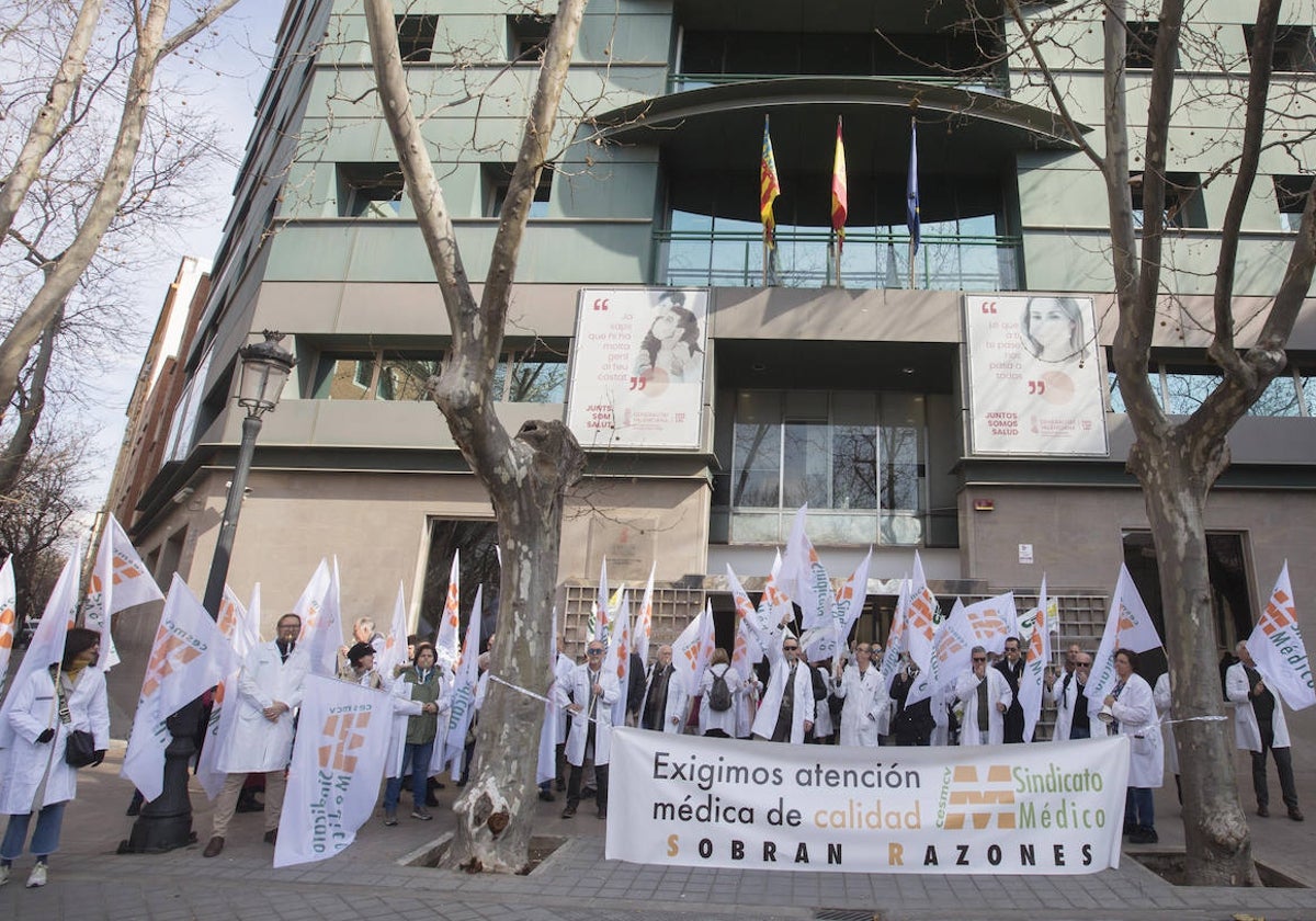 Protesta frente a la sede de la Conselleria de Sanidad convocada por el Sindicato Médico el pasado 15 de febrero.