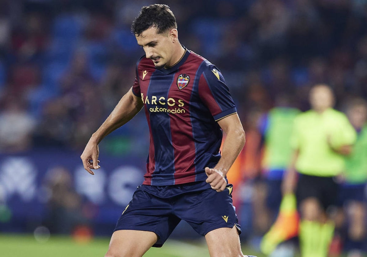 Álex Muñoz, durante un partido con el Levante esta temporada.