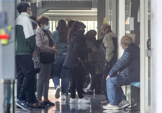 Pacientes en el acceso a un centro de salud valenciano.