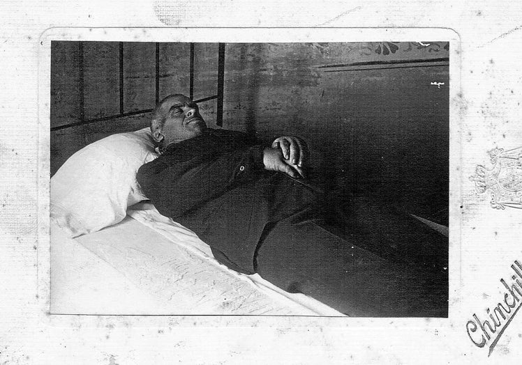 Adulto muerto vestido con la mortaja para su último viaje.
