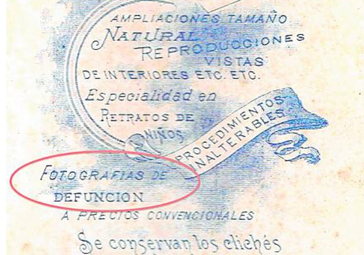 Publicidad de un estudio que ofrecía el servicio de fotografías de defunción.