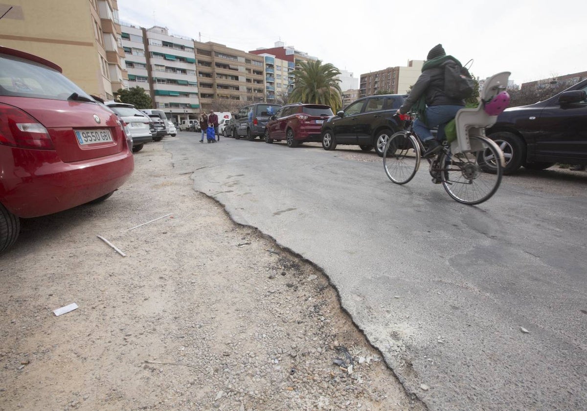 Una mujer en bicicleta circula por la calle Mariano Ribera de Patraix.