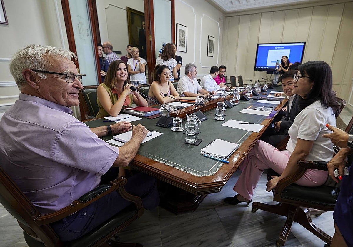 Layhoon, en una reunión con Joan Ribó y las concejalas SAndra Gómez y Lucía Beamud.