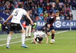 Jorge De Frutos disputando un balón