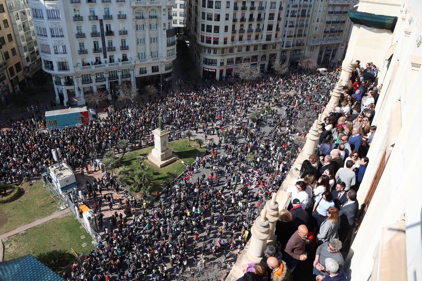 Vista de la plaza del Ayuntamiento desde el Ateneo.