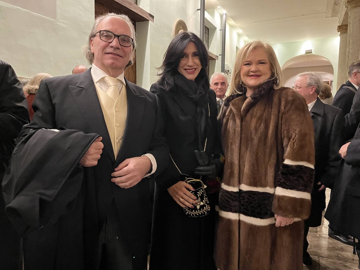 Luis Sendra, María José Gratacós y Carmen de Rosa en la proclamación del Altar de San Vicente.