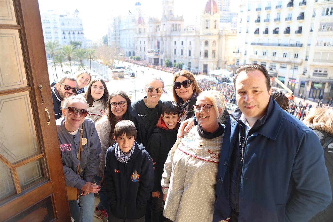 Un gruvo de invitados al balcón del Ateneo.