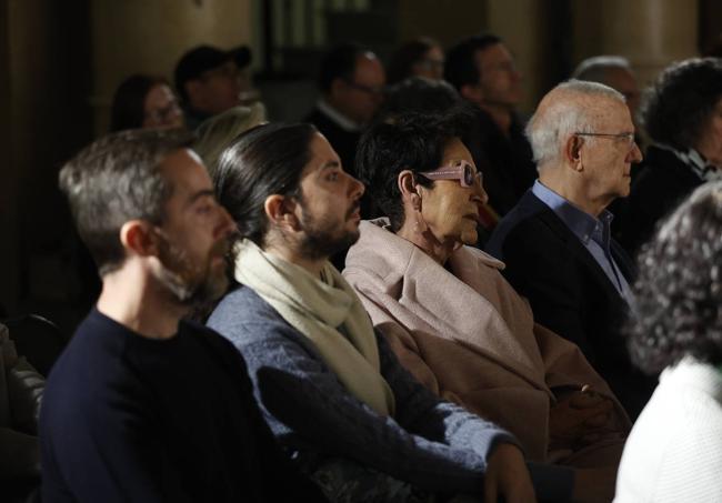 Asistentes al encuentro en el histórico edificio de Correos.