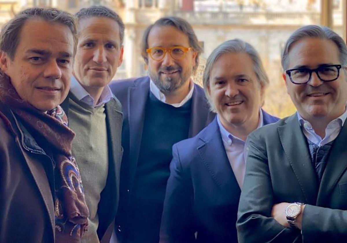 Joan Marc Ibañez, Salvador Andrés, Josep Viosques, Antonio Jordán y Pablo Jordán en los balcones del banco Creand.