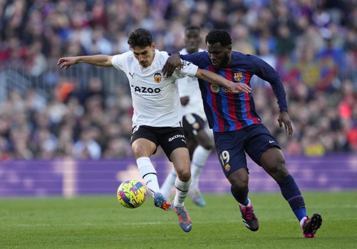 André Almeida disputando el balón con Kessie, durante el partido.