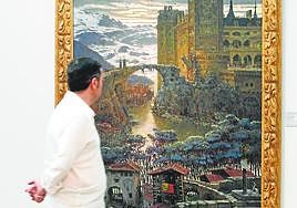 Museo de Bellas Artes.Un visitante observa unode los cuadros de MuñozDegrain en el MuseoSan Pío V.