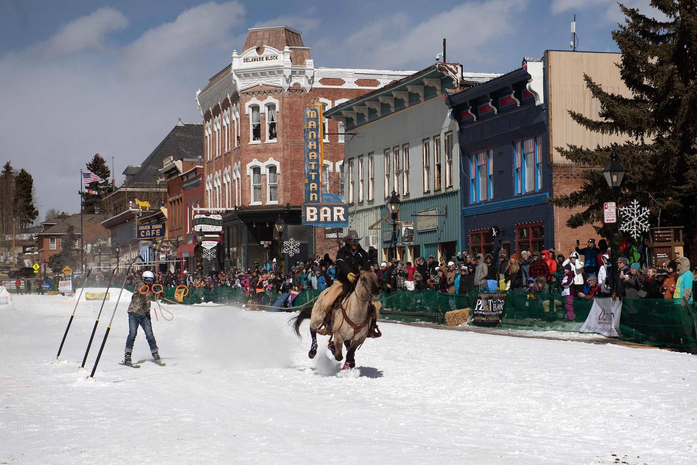 Skijoring: así es la loca carrera que fusiona los caballos, el esquí y el lejano Oeste