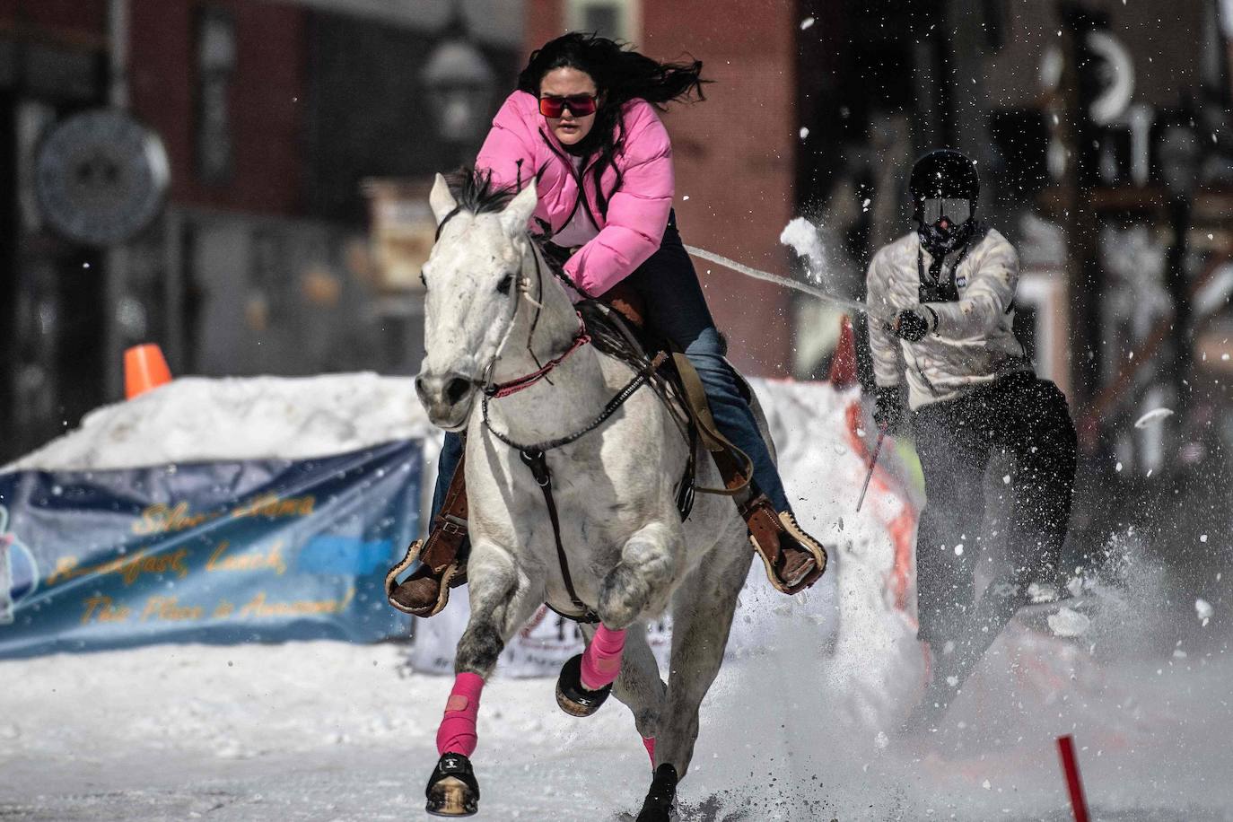 Skijoring: así es la loca carrera que fusiona los caballos, el esquí y el lejano Oeste