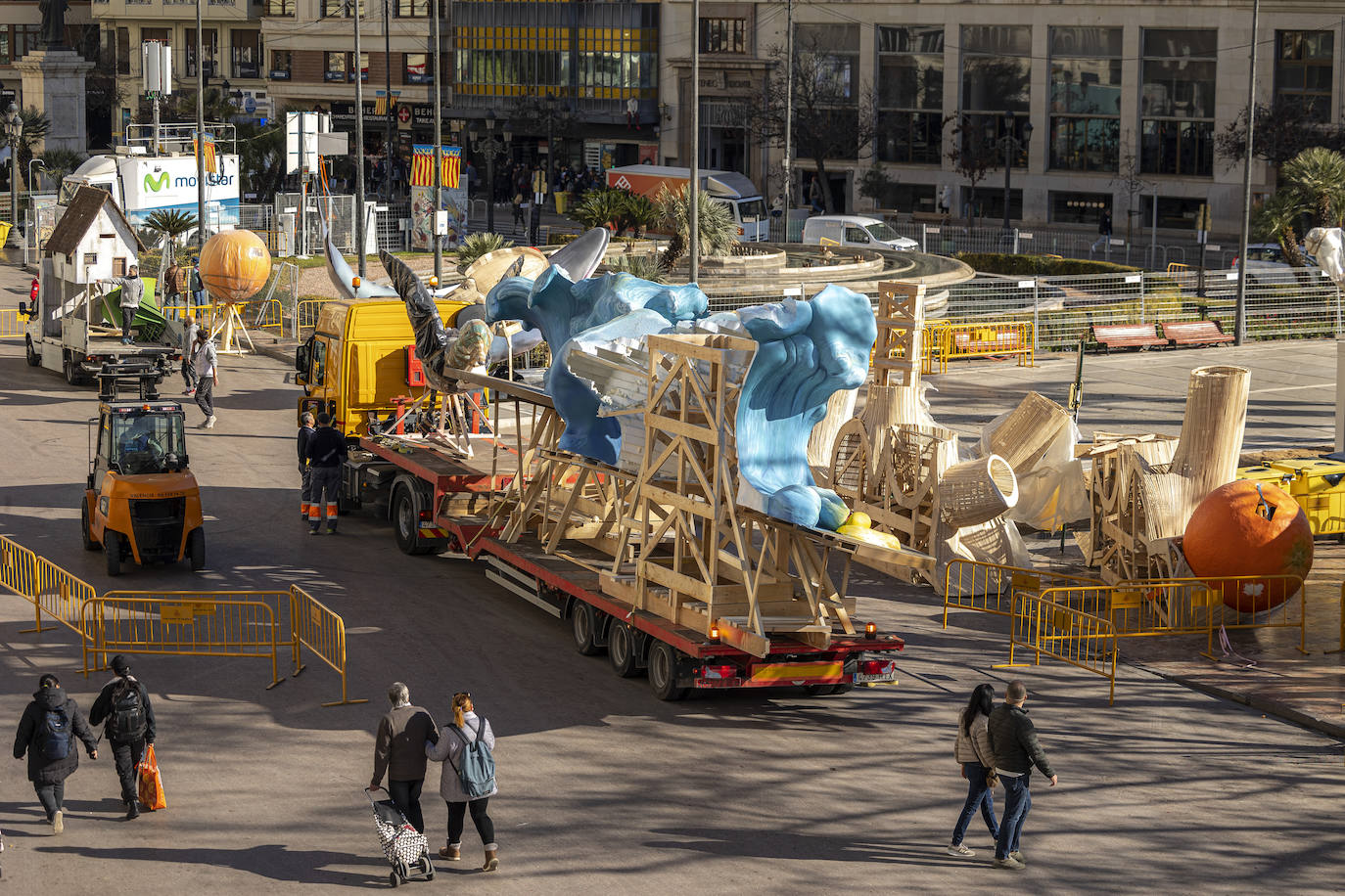 La falla municipal toma la plaza del Ayuntamiento