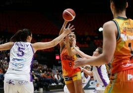 Mirembe Twehamye en su debut en la Fonteta.