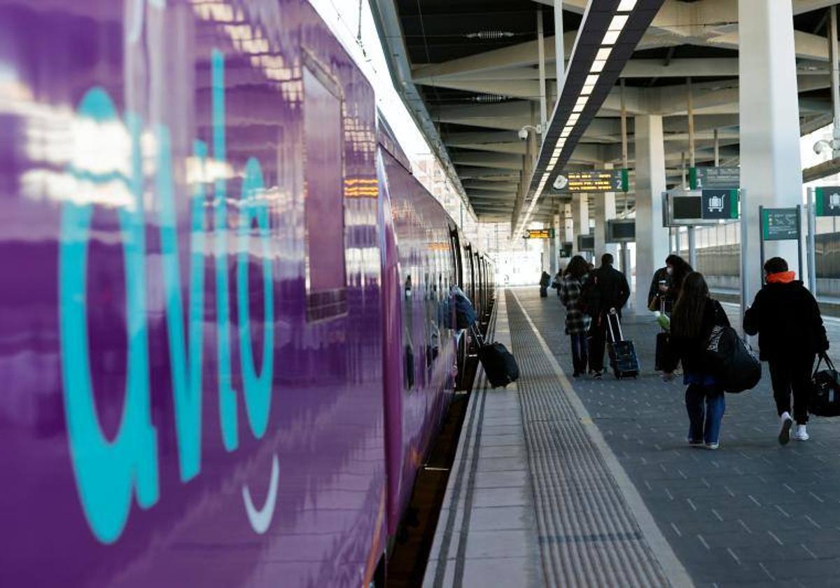 Renfe saca a la venta los billetes del nuevo servicio de alta velocidad low cost entre Alicante y Madrid