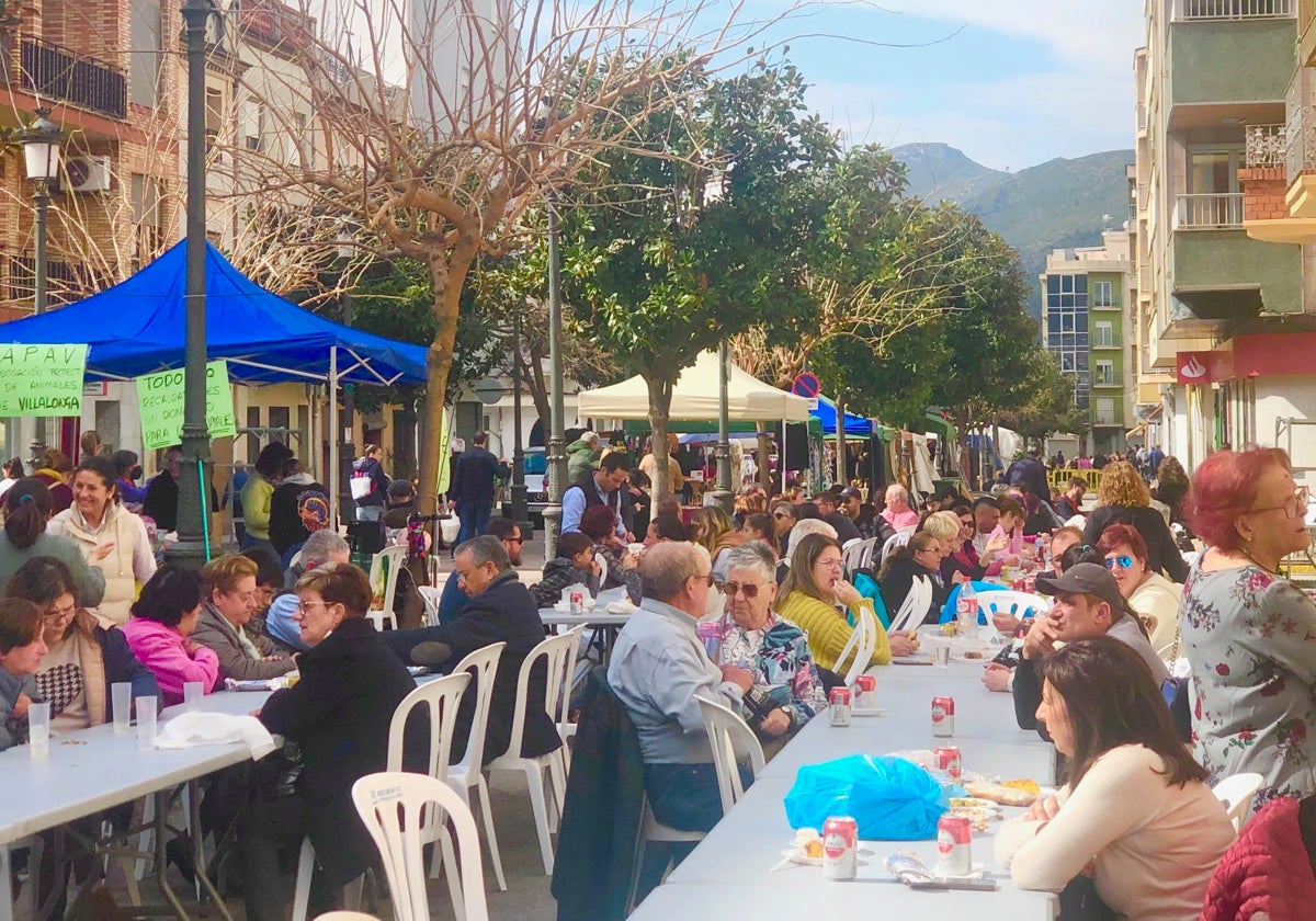 El paseo de Villalonga, lleno de gente durante todo el fin de semana para comer y cenar.