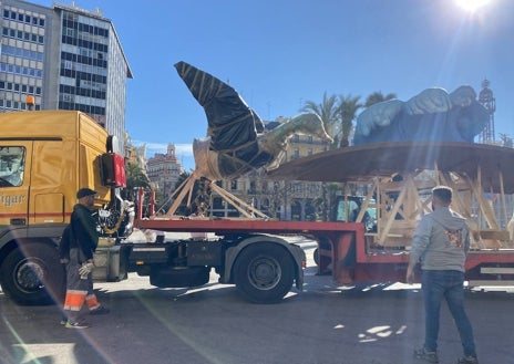 Imagen secundaria 1 - Desembarco de piezas en la plaza del Ayuntamiento.