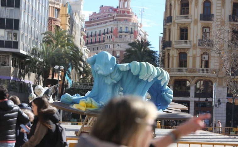 Imagen principal - Recepción de piezas de la falla municipal en la plaza del Ayuntamiento. 