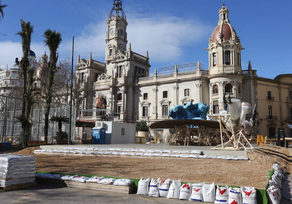 Parte trasera de la plataforma del hormigón del antiguo recinto del Ágora del Diseño, donde se monta ya la falla municipal, cubierta con arena.