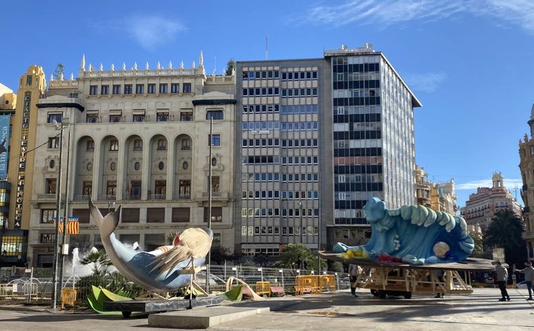 Imagen principal - Desembarco de piezas en la plaza del Ayuntamiento.