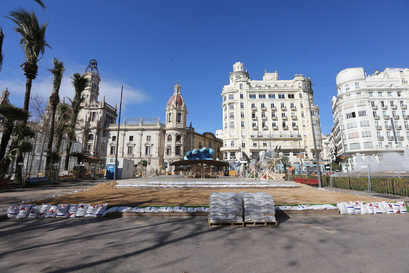 La falla municipal toma la plaza del Ayuntamiento