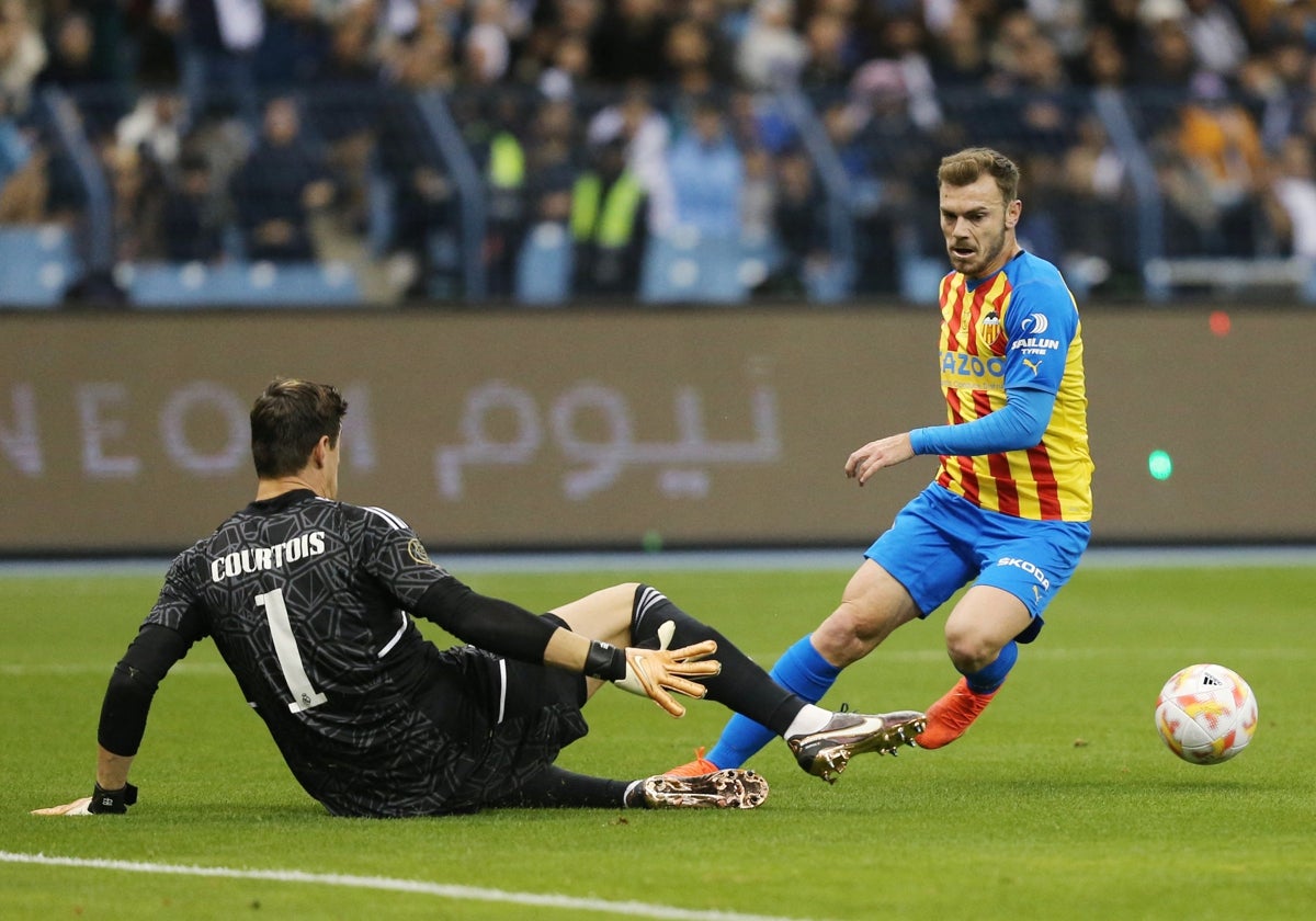 Toni Lato encarando al meta Courtois