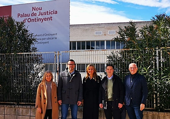 Mompó en su visita a Ontinyent junto al candidato a la alcaldía.
