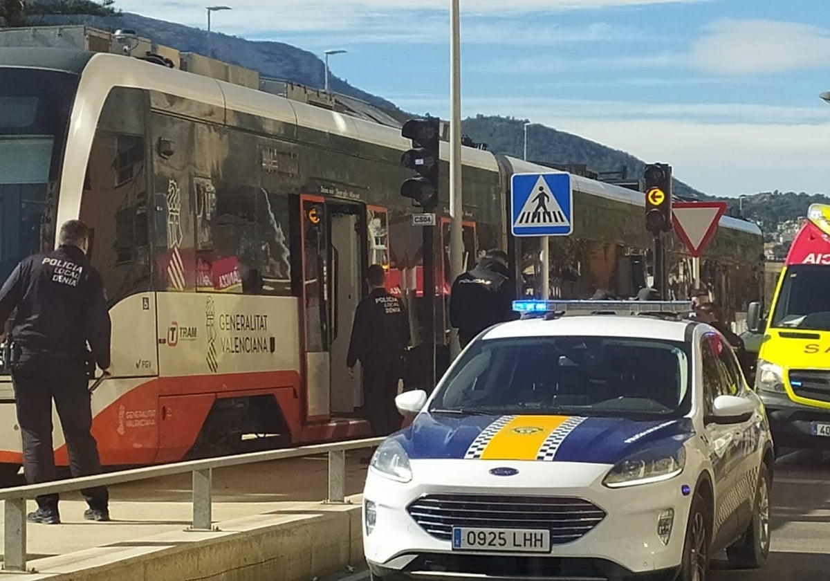 Momento en que la Policía y el SAMU acuden al lugar del accidente.