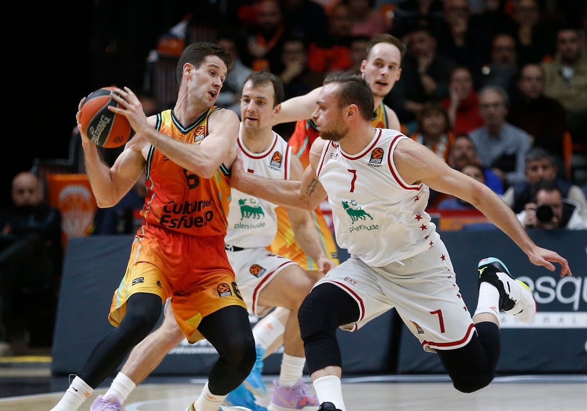 Xabi López-Arostegui durante con el balón durante el partido.