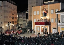 La plaza del Ayuntamiento llena para conmemorar esta cita.