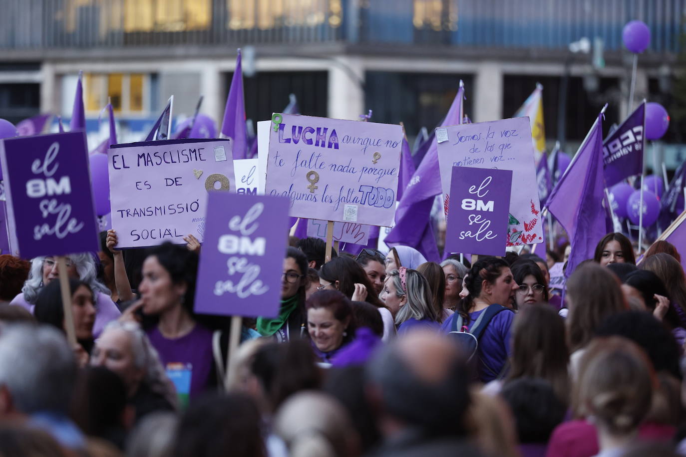 Las calles de Valencia se llenan con la manifestación del 8-M