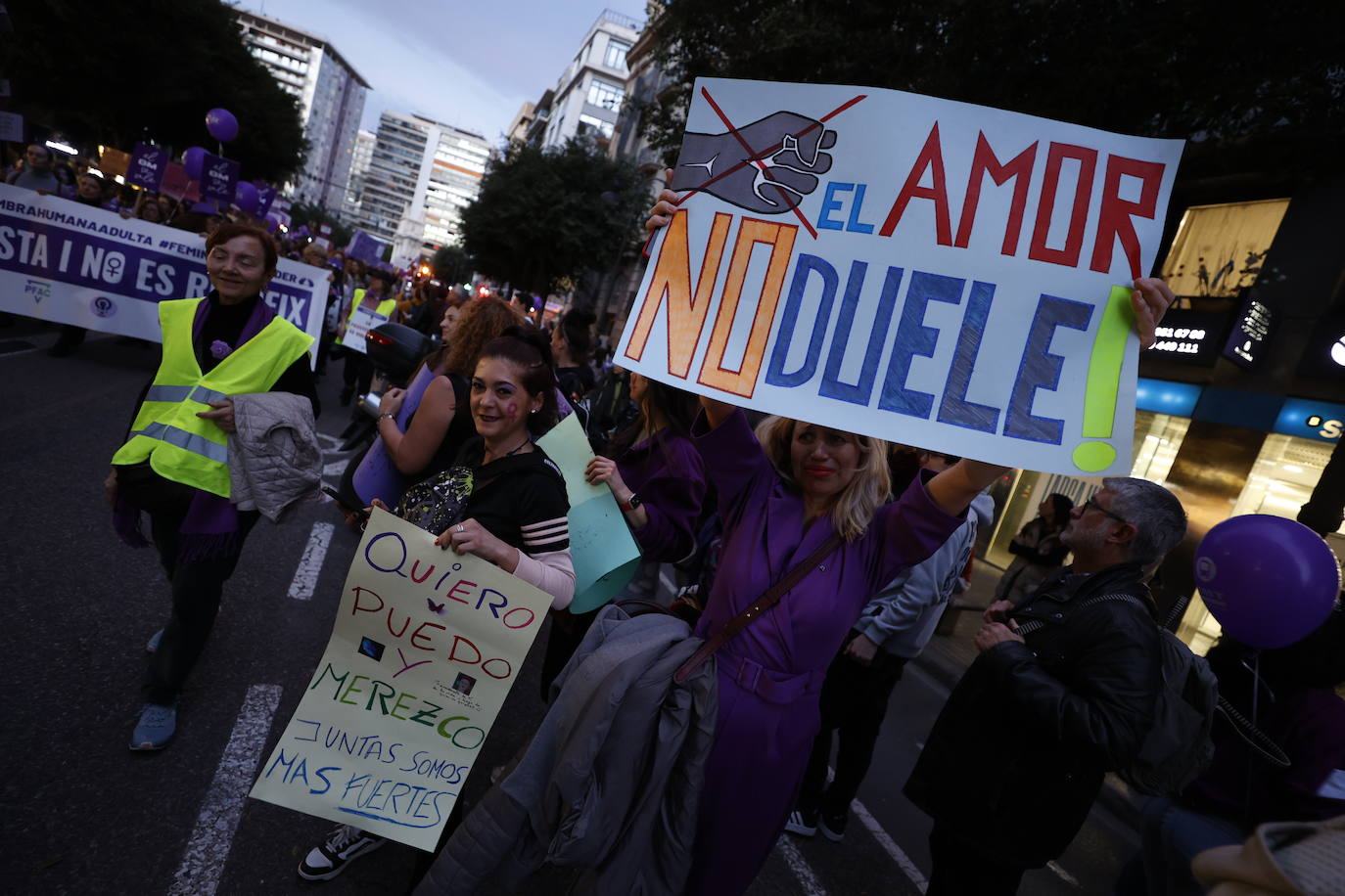 Las calles de Valencia se llenan con la manifestación del 8-M