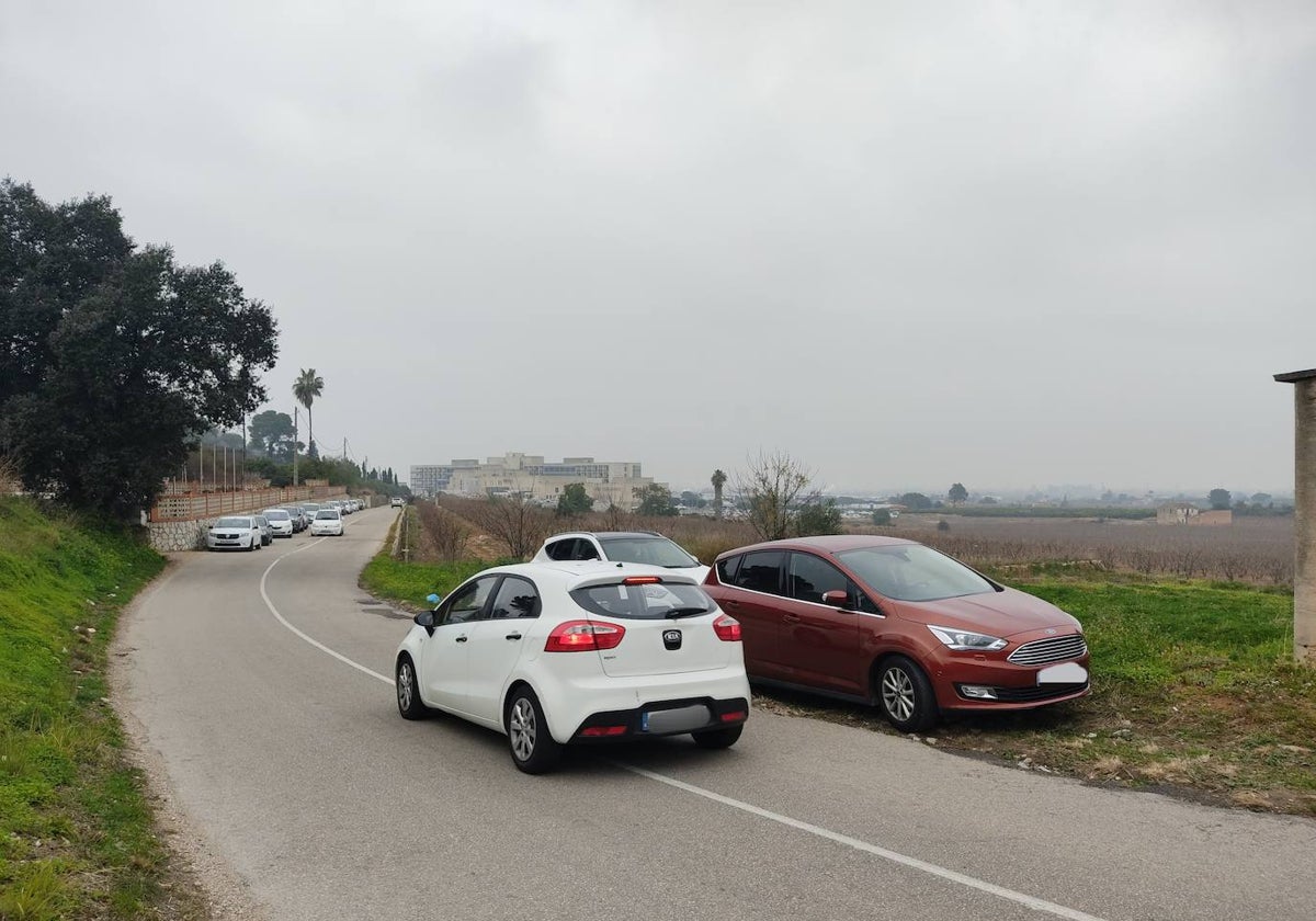 Vehículos estacionados en un camino en la parte trasera del centro.