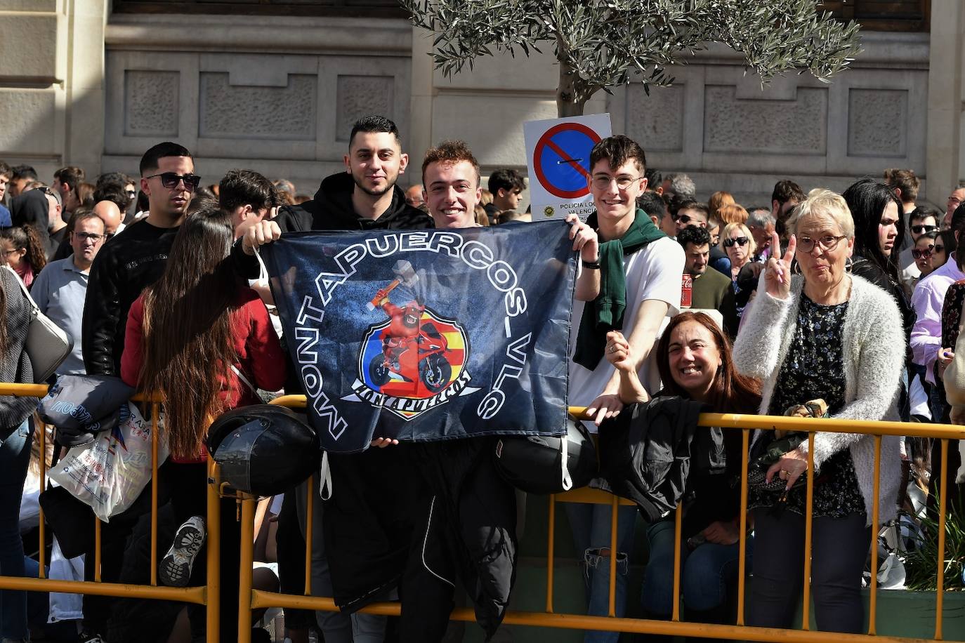 Búscate en la mascletà del 8 de marzo