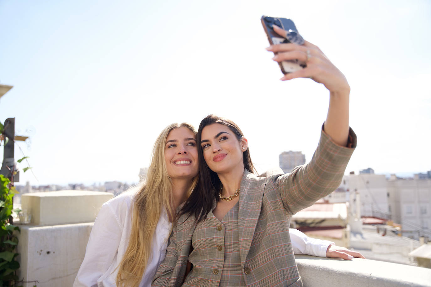 Marta y Teresa, haciéndose un selfi.