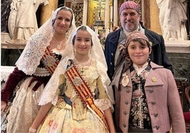 Las falleras mayores de la comisión en la Basílica de la Virgen.