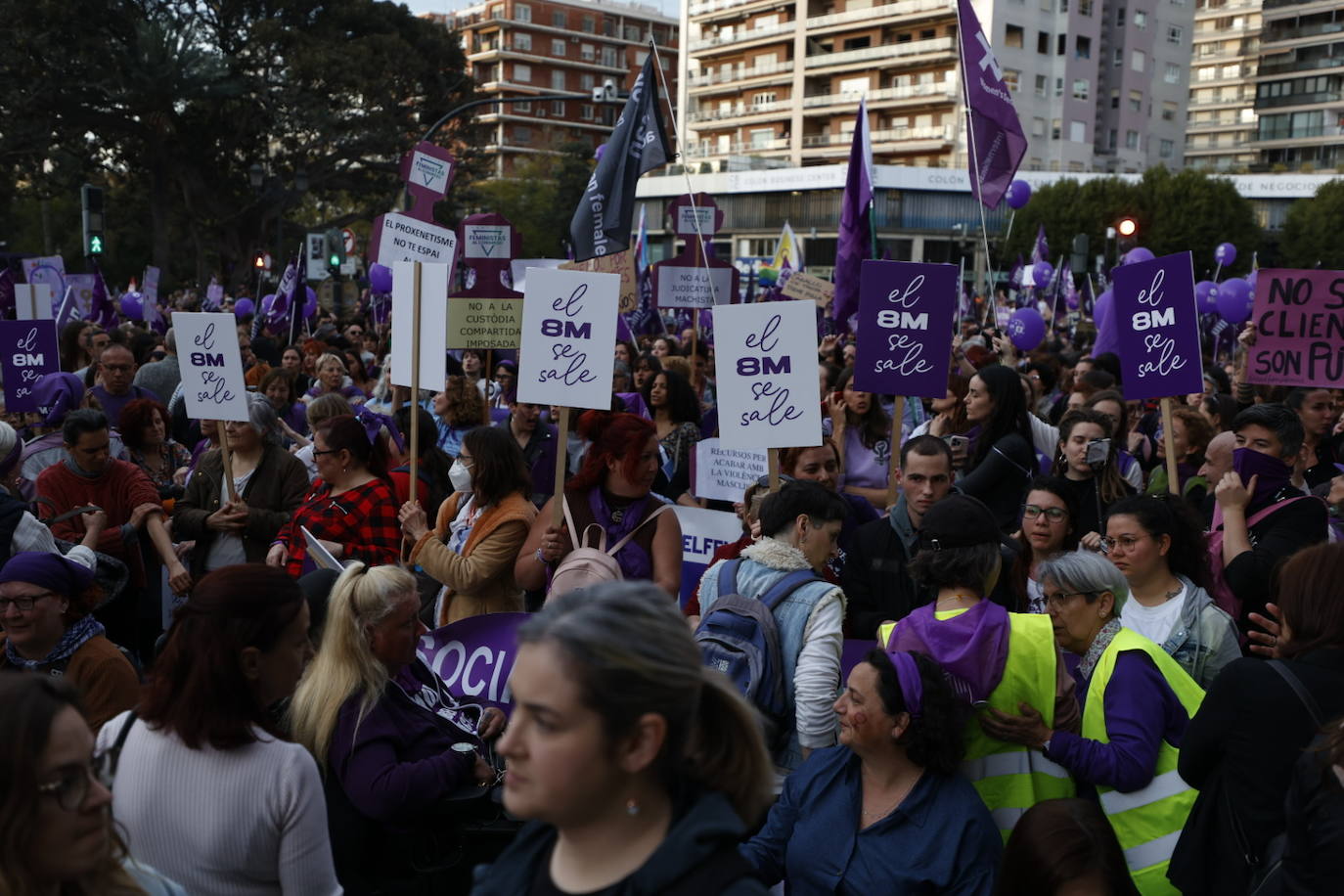 Las calles de Valencia se llenan con la manifestación del 8-M