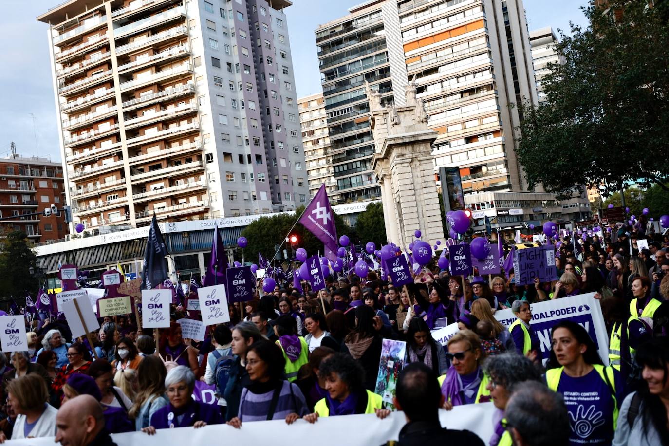 Las calles de Valencia se llenan con la manifestación del 8-M