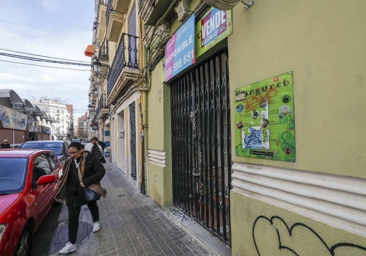 Locales de comercios cerrados en el Botánico.