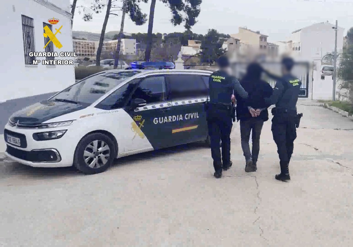 Agentes de la Guardia Civil custodian al detenido en Buñol.