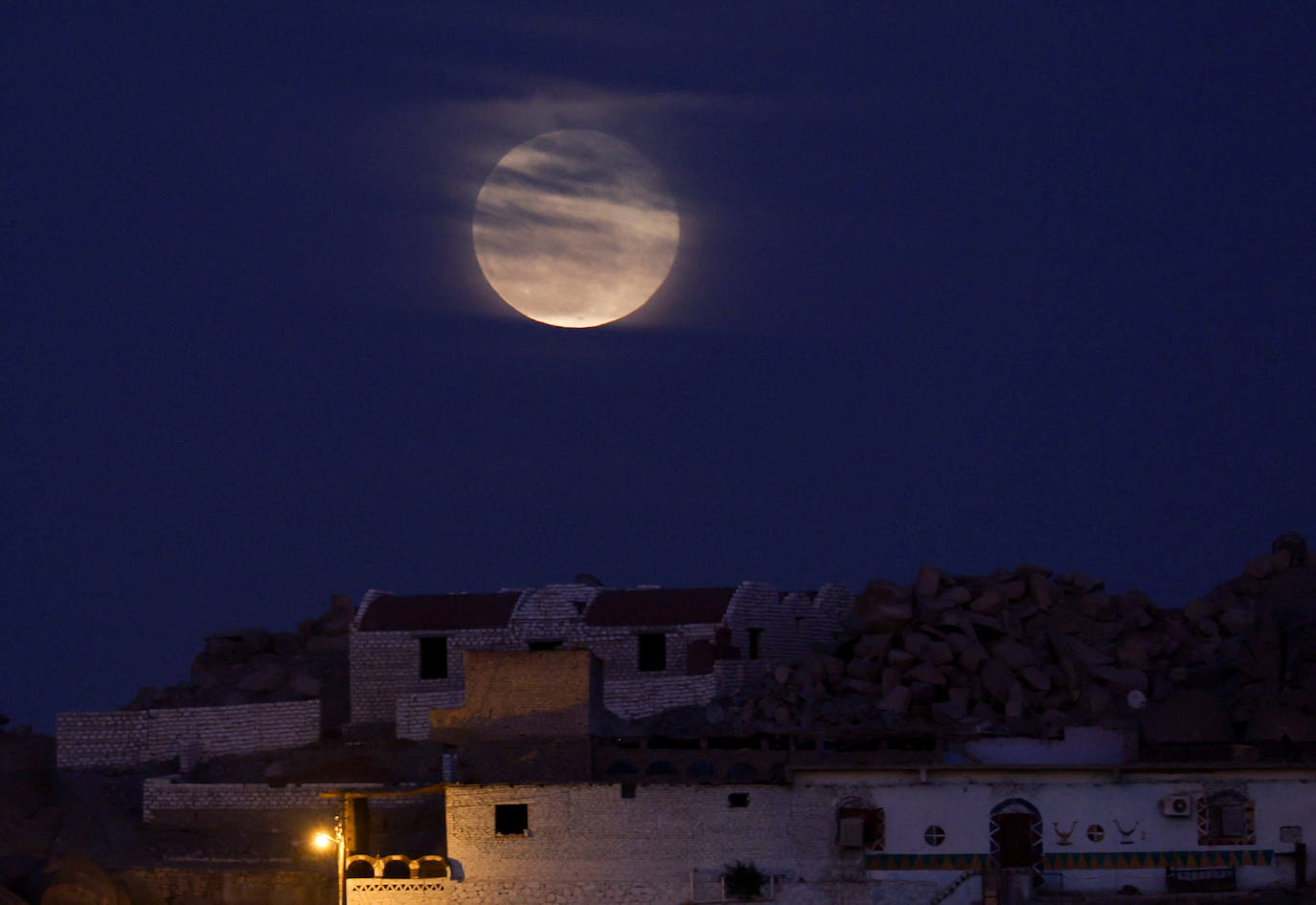Aswan, en Egipto. La superluna sobre el Nilo.