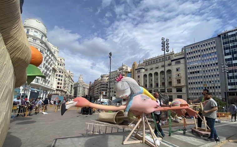 Imagen principal - Pieza de un flamenco, naranjas y el boceto de la falla con la maqueta. 