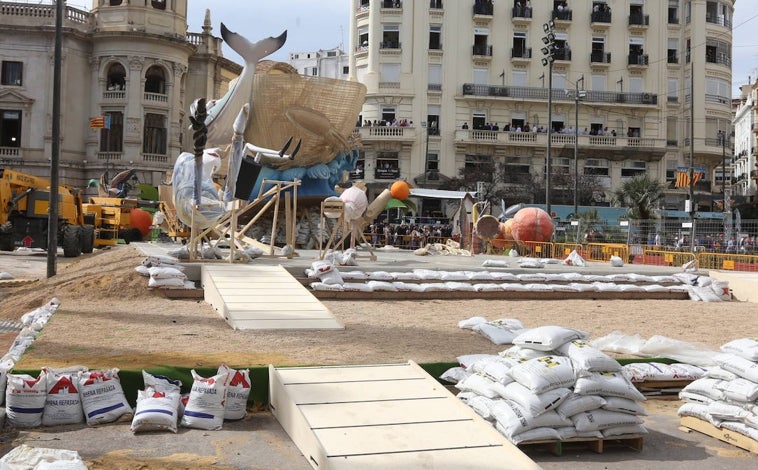 Imagen principal - Rampa de madera en la parte trasera de la falla, arena para nivelar las rampas y escena con un pato de la Albufera. 