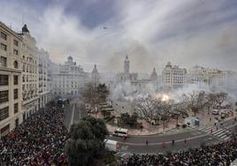 La mascletà en la plaza del Ayuntamiento.