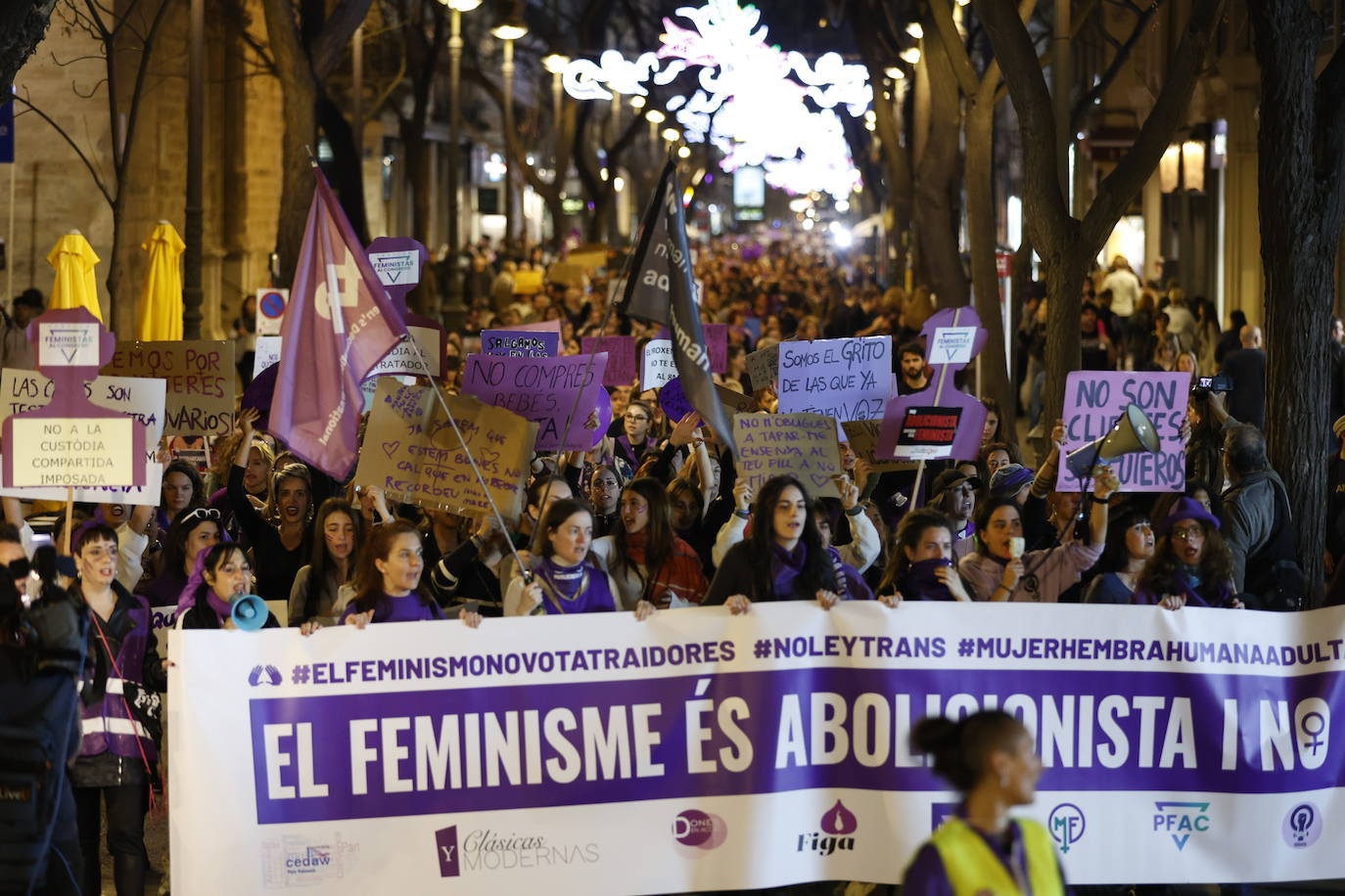 Las calles de Valencia se llenan con la manifestación del 8-M