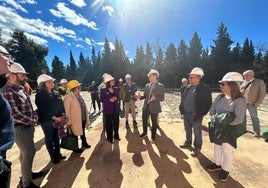 Representantes del Ayuntamiento y la Conselleria han presenciado el inicio de la obra.