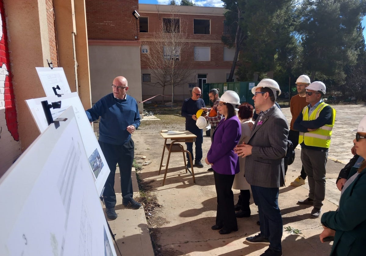 Representantes del Ayuntamiento y la Conselleria han presenciado el inicio de la obra.